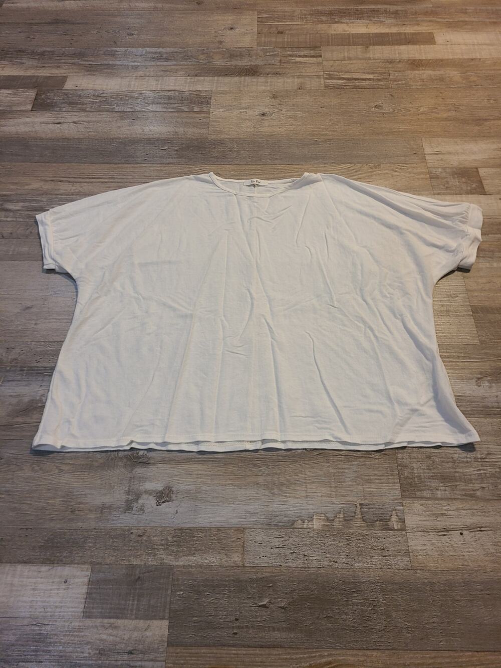 Tres Bien small women's white oversized tee
